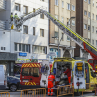 Los bomberos de Burgos rescatan a un menor tras precipitarse por el hueco de un edificio en Reyes Católicos. SANTI OTERO