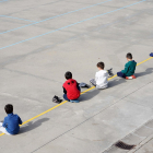 Escolares en el patio del colegio Teresa Íñigo de Toro guardan la distancia de seguridad durante la hora del almuerzo. ICAL