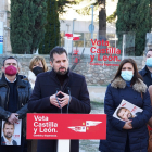El candidato del PSOE a la Presidencia de la Junta, Luis Tudanca, atiende a la prensa frente a las puertas del Hospital Santos Reyes. -ICAL