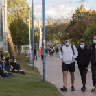 Estudiantes con mascarillas en el campus universitario de Salamanca.- ICAL