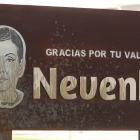 Placa en homenaje a Nevenka en Ponferrada rociada de líquido.-ICAL