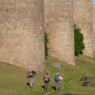 Peregrinos transitan por el camino que discurre paralelo a la Muralla de Ávila.- ÁVILA TURISMO