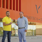 El director general de Bodegas riojanas, Eduardo Sainz, y el enólogo Pablo García, director técnico de Viore, en la bodega de Rueda.