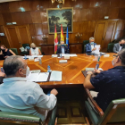 El secretario de Estado de Medio Ambiente, Hugo Morán, preside una reunión con los representantes de los ayuntamientos afectados por el vaciado del embalse de Ricobayo. - ICAL