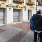 Casa de apuestas cerrada en la Plaza de España de Valladolid. PHOTOGENIC/ MIGUEL ÁNGEL SANTOS