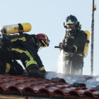 Los bomberos de León sofocan un incendio en una vivienda de Villamoros de las Regueras. / ICAL