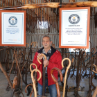 Record Guinness de cachabas
Dalmacio Fernández en el local donde guarda la colección de más de 2.500 cachabas en Saldaña (Palencia).- ICAL