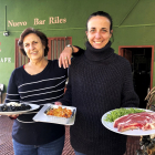 Sara Pato y su madre, Mari Luz González, frente al Nuevo Bar Riles en Navalosa. / E. M.