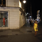 Tiendas con los escaparates apagados en la calle Santiago de Valladolid.- J. M. LOSTAU