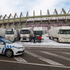La policía vigila los camiones embolsados en el párking del estadio Zorrilla en Valladolid. ICAL.