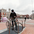 Una persona aparca su bicicleta en uno de los aparcamientos destinados a este tipo de vehículos en la plaza Mayor de Valladolid. / INNOLID