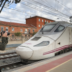 El joven palentino, Enrique Gómez, aúna su pasión por los trenes y su hobby por la fotografía para captar y publicar en redes sociales imágenes de locomotoras y convoyes. -ICAL