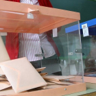 Urnas durante una votación en un colegio electoral de Valladolid, en una imagen de archivo. -E. M.