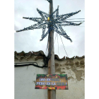 Los vecinos de la localidad de Vega de Santa María han colocado una estrella en la plaza cuya luminosidad se contempla desde fuera del pueblo.- ICAL