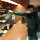 La Guardia Civil entrega el teléfono móvil del paciente en el Complejo Asistencial Universitario de León. - SUBDELEGACIÓN DEL GOBIERNO EN LEÓN.