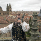 El folclorista salmantino Ángel Rufino de Haro, ''El Mariquelo'', realiza la XXXV edición de su tradicional ascensión a la torre de la Catedral de Salamanca. ICAL