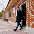 El secretario general del PSOECyL, Luis Tudanca, visita el centro de salud de Bobadilla del Campo (Valladolid). - ICAL
