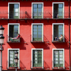Dos personas descansan en el balcón de su vivienda en Valladolid durante el confinamiento .- ICAL