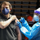 Alfonso Fernández Mañueco recibe la segunda dosis de la vacuna contra el coronavirus.- E. M.