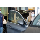 Un cliente observa un vehículo en un concesionario de Burgos. - ISRAEL L. MURILLO