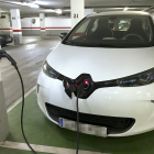 Recarga de un coche eléctrico Renault Zoe en el garaje de la Consejería de Economía y Hacienda. -C.E.H.