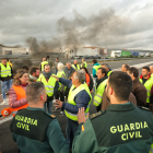 Agricultores y ganaderos cortan la autovía A-62 y N-620 en Ciudad Rodrigo (Salamanca). -ICAL