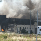 Incendio en varias naves del polígono industrial de Bembibre (León).- ICAL