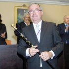 El presidente de la Diputación Provincial de Segovia, Javier Santamaría, con el bastón de mando después de haber sido proclamado por el pleno. -E.M.