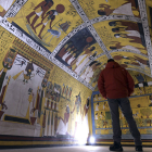 Un visitante contempla ‘Aída: el sueño de Egipto’. | ICAL