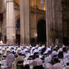 Imagen de archivo del interior de la catedral de Sevilla durante una ceremonia. -E. M