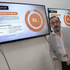 Juan Carlos Martín de ICON Multimedia de Palencia, junto a una pantallas que informan sobre el aforo en un establecimiento cualquiera