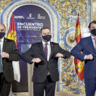 Los presidentes de Aragón, Castilla-La Mancha y Castilla y León, Javier Lambán, Emiliano García-Page y Alfonso Fernández Mañueco, se saludan tras la reunión celebrada en Talavera de la Reina. ICAL
