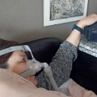 Una mujer que sufre apnea del sueño tiene que dormir conectada a un CPAP para que le entre aire de forma continuada. D.V.