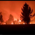 Horizonte teñido de rojo durante el incendio por la noche. - E. M.