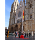 Izado de la bandera de España con la catedral de León al fondo en los actos por la patrona de la Guardia Civil. -ICAL