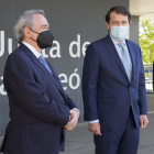 Mañueco y Barbacid, durante la presentación del proyecto oncológico, ayer, en Salamanca. / ICAL