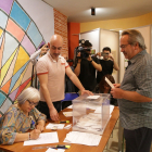 El alcalde y candidato de IU a la Alcaldía de Zamora, Francisco Guarido, vota a las en el IES Maestro Haedo.- ICAL
