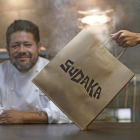 El cocinero peruano, único con dos estrellas Michelin en Castilla y León , se muestra satisfecho con la puesta en marcha de este take away de cocina sudamericana.  / ENRIQUE  CARRASCAL