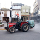 Agricultores de Cacabelos desinfectan las calles del municipio.- ICAL