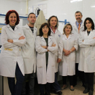 Dolores Busto, tercera por la izquierda, junto al resto del grupo de investigación de Bioquímica y Biotecnología de la Universidad de Burgos. ECB