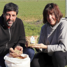 Javier Álvarez y Rocío Gangoso muestran sus garbanzos en la misma tierra donde los cultivan  / JOSÉ LUIS CABRERO