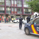 Imagen de la concentración frente a la sede de la calle Federico Olmeda. ECB
