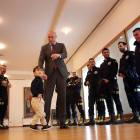El alcalde de León, José Antonio Diez, presenta el calendario con el cuerpo de bomberos de la capital.- ICAL