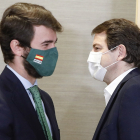 Los candidatos de Vox y del PP, Juan García-Gallardo y Alfonso Fernández Mañueco, se observan antes del inicio de la reunión.- J.M. LOSTAU
