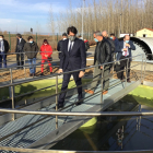 Visita del complejo de Fomento y Medio Ambiente, Juan Carlos Suárez-Quiñones, a la nueva depuradora de Laguna de Negrillos, en León. / ICAL.