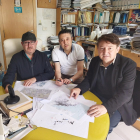 Roberto, Ángel y Samuel Folgueral en la sede de su empresa S.E.P.I.A. con planos de Vigo.- E. M.