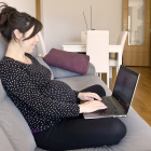 Una mujer embarazada consulta información en su ordenador portátil. ISRAEL L. MURILLO
