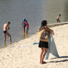 Gente disfrutando de las altas temperaturas en la Playa de las Moreras.- J. M. LOSTAU