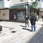 Varias personas esperan en la calle para entrar en una farmacia. ISRAEL L. MURILLO
