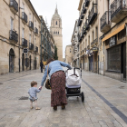 Una mujer pasea con su hijo pequeño por las calles de Salamanca, en una imagen de archivo.- ICAL